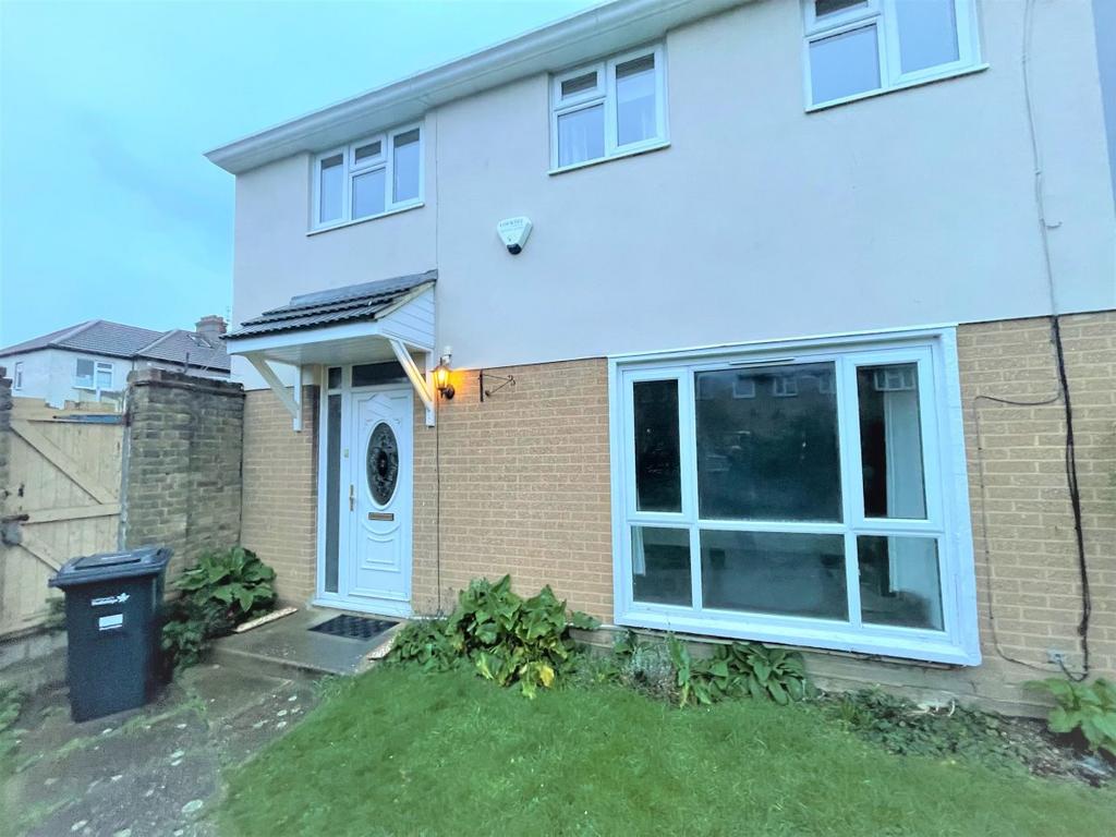 The Close, Oaks Lane, Newbury Park 4 bed property £2,650 pcm (£612 pw)