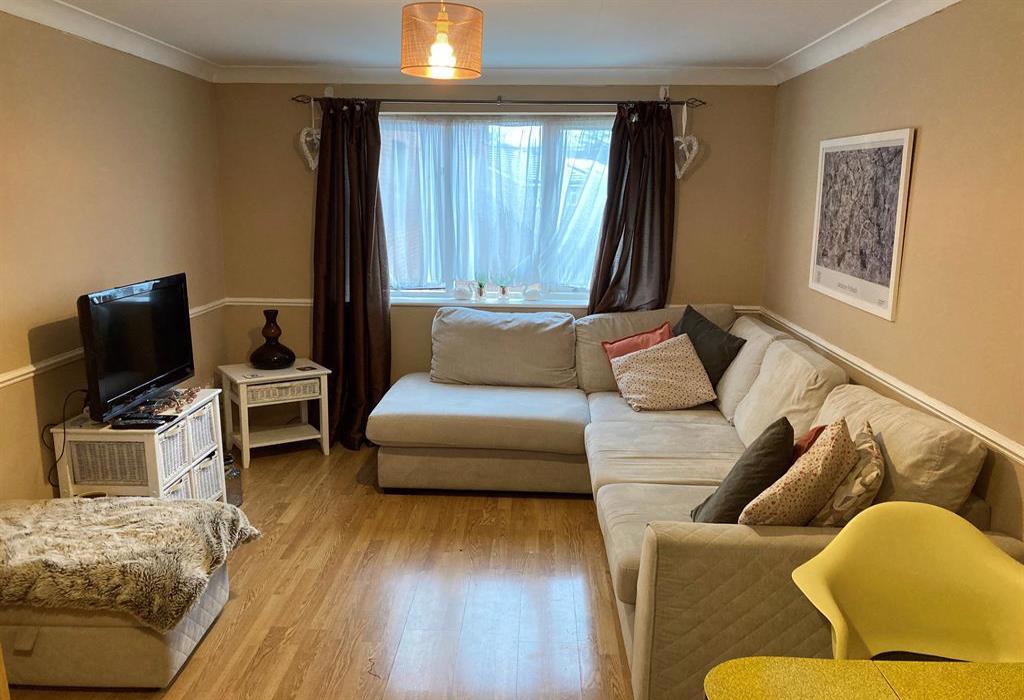 Latimer Drive, Hornchurch 1 bed flat £995 pcm (£230 pw)