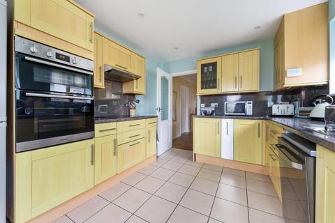 4 Barton Close, Shepperton, TW17 9AQ