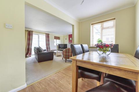 4 Barton Close, Shepperton, TW17 9AQ