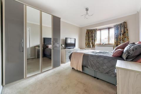 4 Barton Close, Shepperton, TW17 9AQ