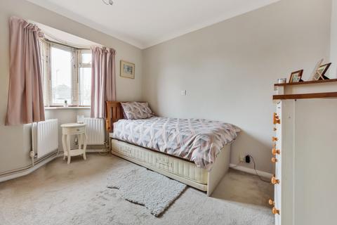 4 Barton Close, Shepperton, TW17 9AQ