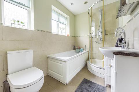 4 Barton Close, Shepperton, TW17 9AQ