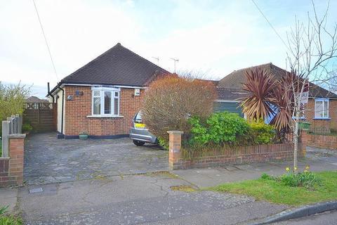 4 Barton Close, Shepperton, TW17 9AQ