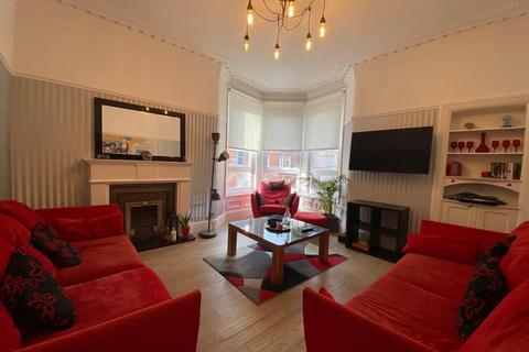 2 bedroom flat to rent, Carmunnock Road, Glasgow G44