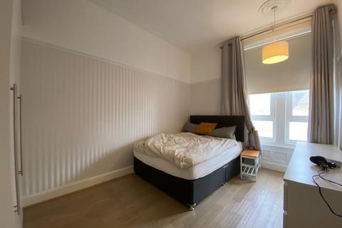 2 bedroom flat to rent, Carmunnock Road, Glasgow G44