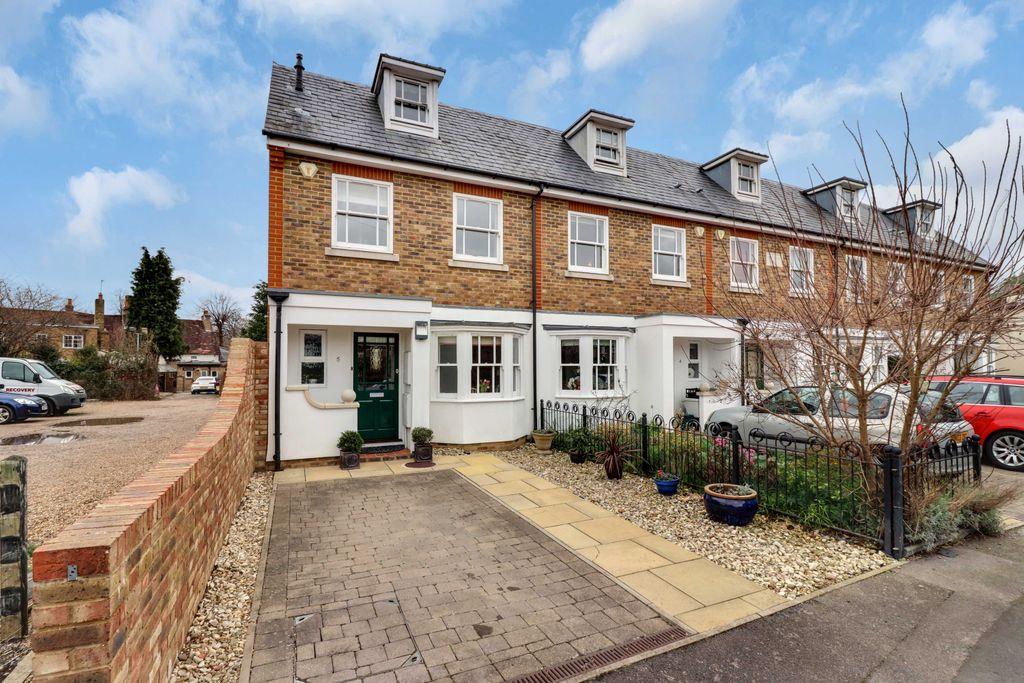 Mews, SunburyOnThames TW16 6EL 4 bed end of terrace house £