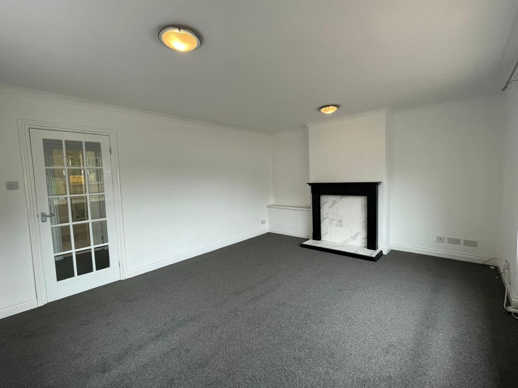 Derwent Crescent, Kettering, NN16 3 bed semidetached house £950 pcm (£219 pw)