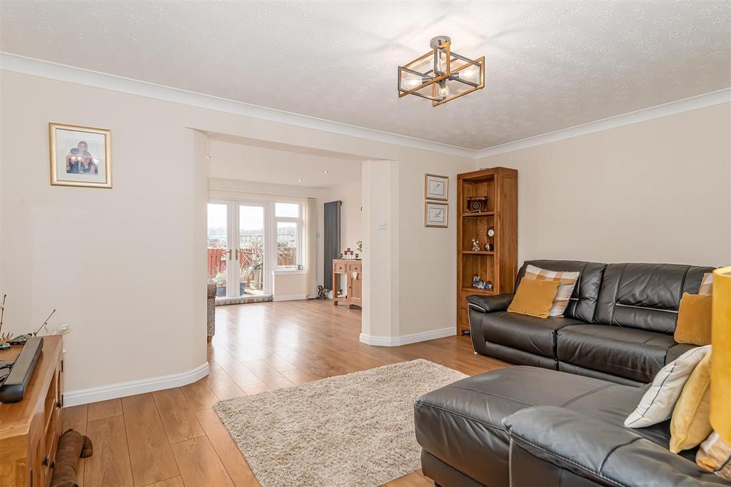 Muirdyke Avenue, Carronshore, Falkirk 4 bed detached house £263,000