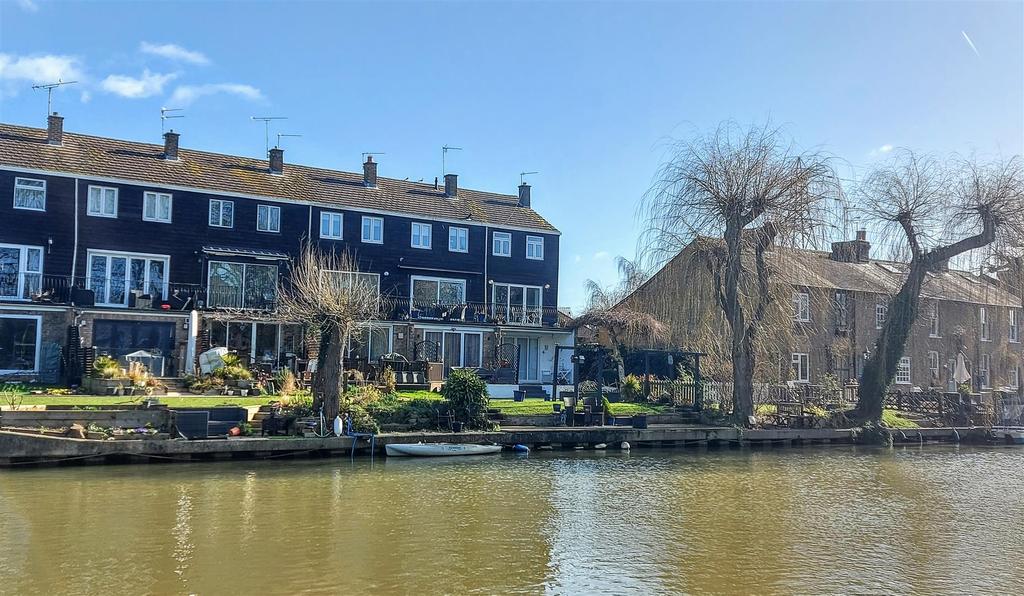 Orchard Close, Stanstead Abbotts, Herts 3 bed end of terrace house £