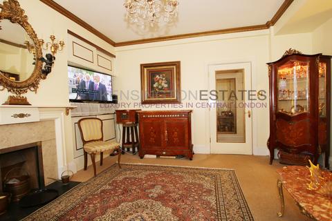 3 bedroom flat for sale, Kensington High Street, London W14