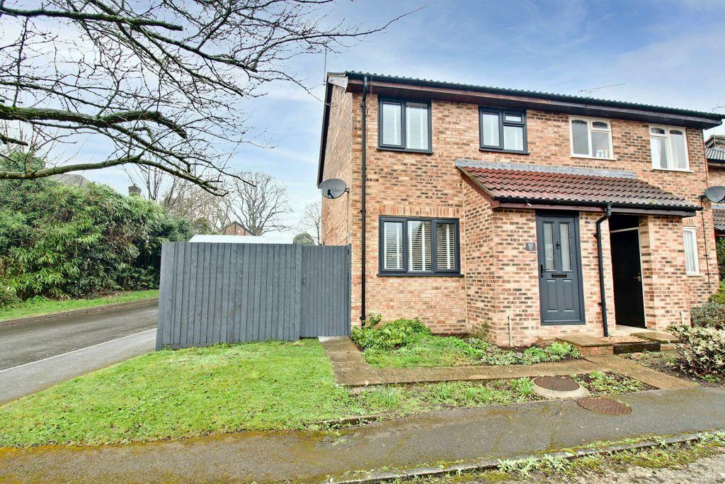 Bow Field, Hook RG27 9SA 2 bed end of terrace house £350,000