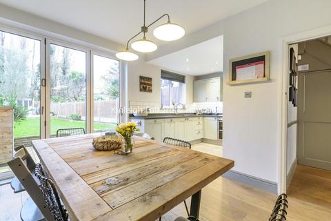 29 Pitfold Road, London, SE12 9JB