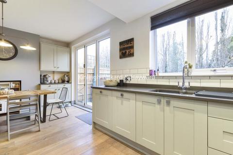 29 Pitfold Road, London, SE12 9JB