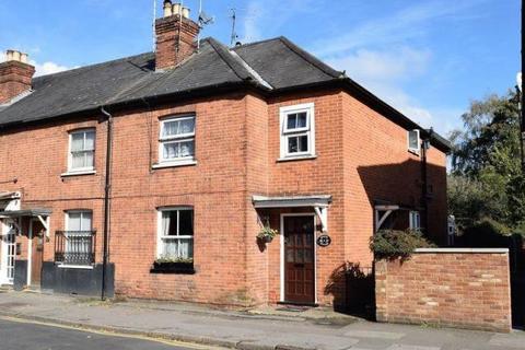 2 bedroom flat to rent, High Street, Chalfont St Peter, Buckinghamshire, SL9