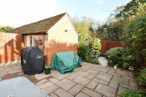 2 bedroom flat to rent, High Street, Chalfont St Peter, Buckinghamshire, SL9