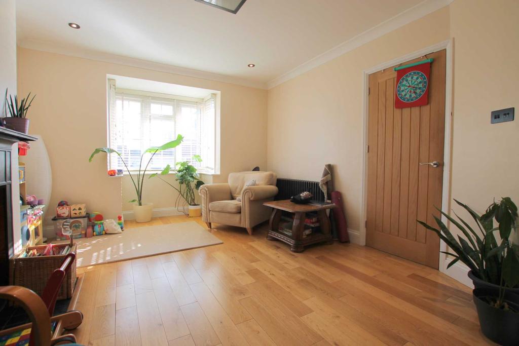 Bushey Mill Crescent, Watford 3 bed semidetached house £590,000