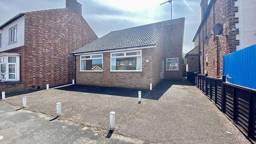 Quorn Road, Rushden 2 bed detached house £1,000 pcm (£231 pw)