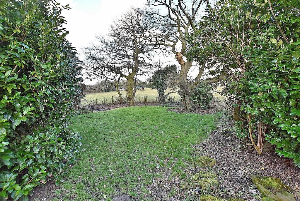 Buttons Farm Road, Wolverhampton 3 bed house £1,250 pcm (£288 pw)