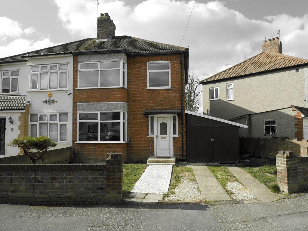 Norwood Avenue, RM7 3 bed semidetached house £450,000