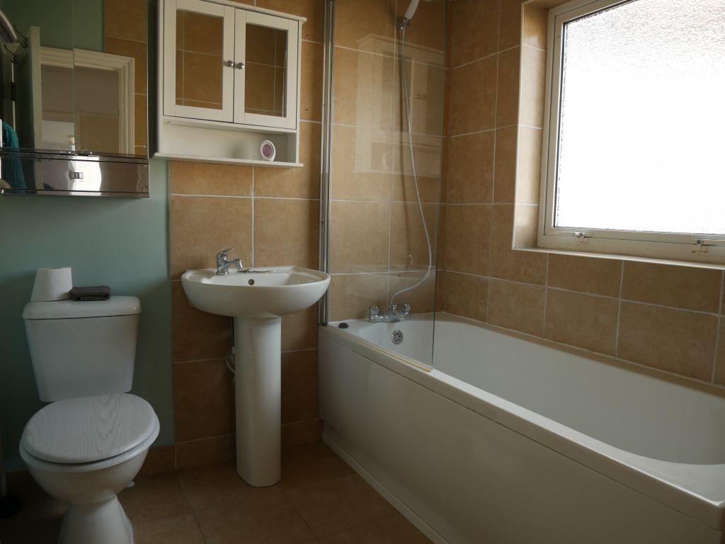 Norwood Avenue, RM7 3 bed semidetached house £450,000