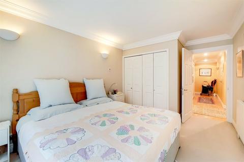 Flat 1, Charter House Crown Court, London, WC2B 5EX