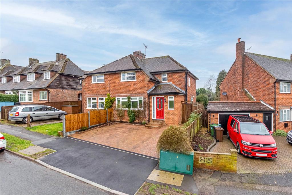Nicholls Close, Redbourn, St. Albans... 3 bed semidetached house £