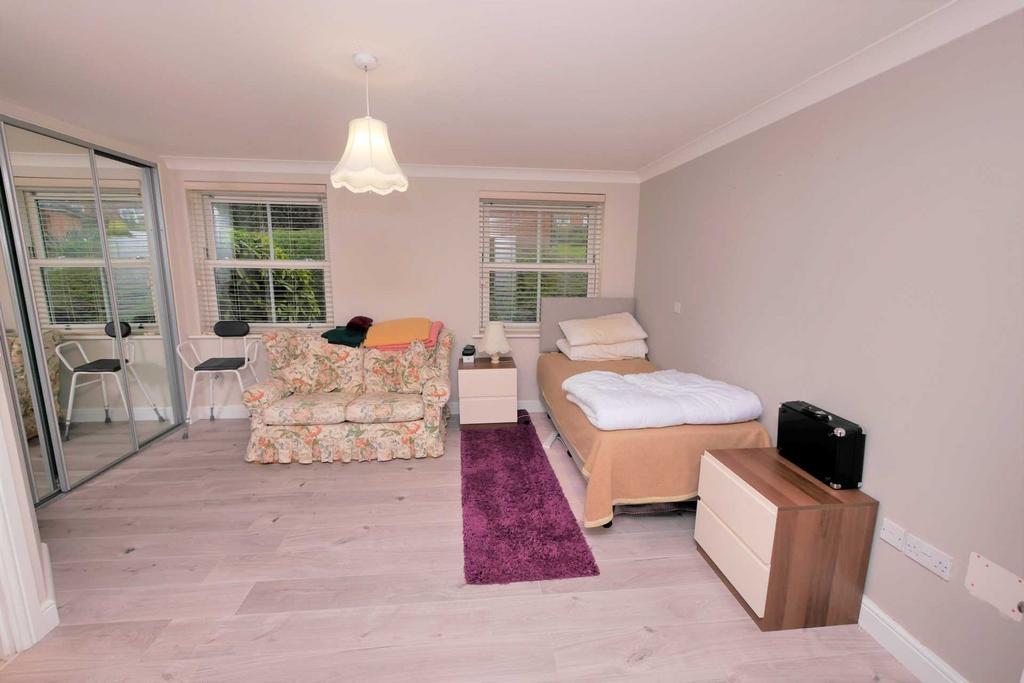 Rouse Way, Colchester 2 bed flat for sale £200,000