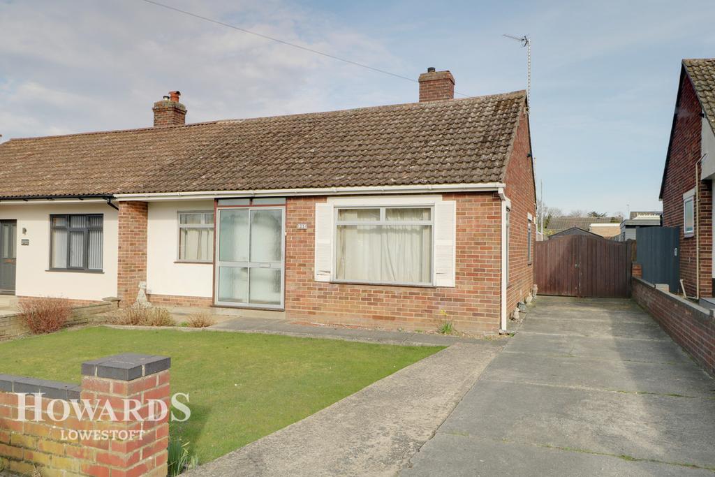 Dixon Drive, Lowestoft 3 bed semidetached bungalow £240,000