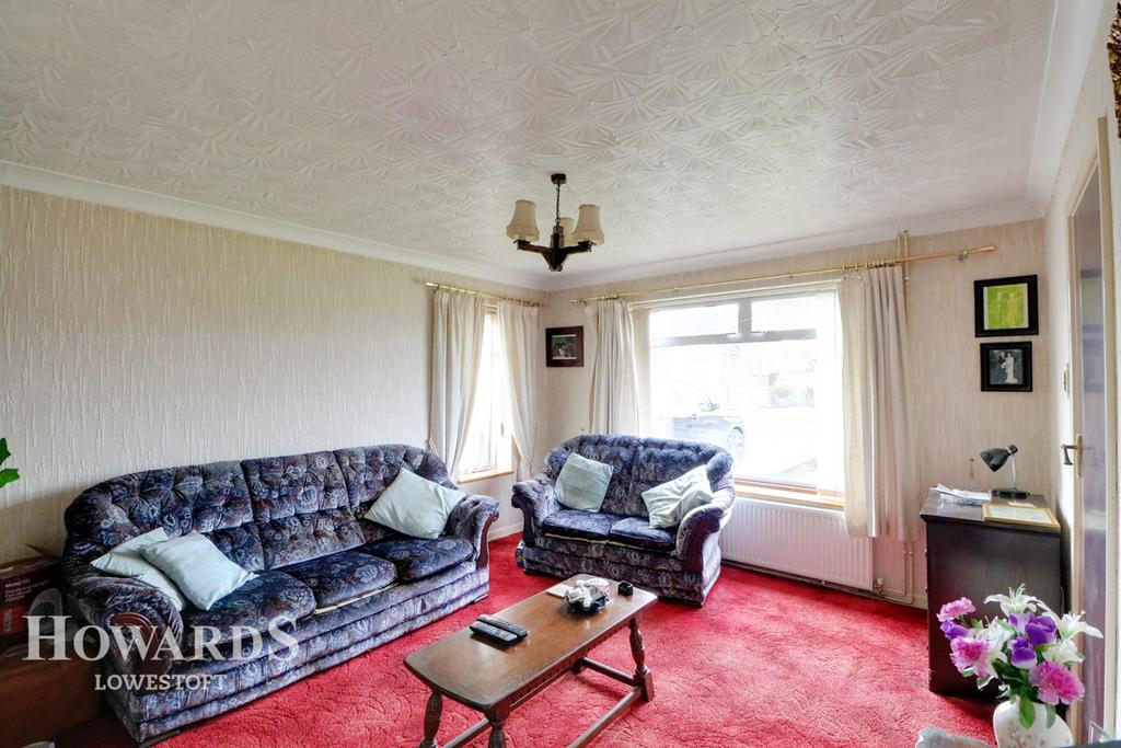 Dixon Drive, Lowestoft 3 bed semidetached bungalow £240,000
