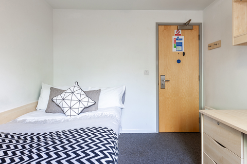 1 bedroom in a flat share to rent - De Walden Way, Bradford