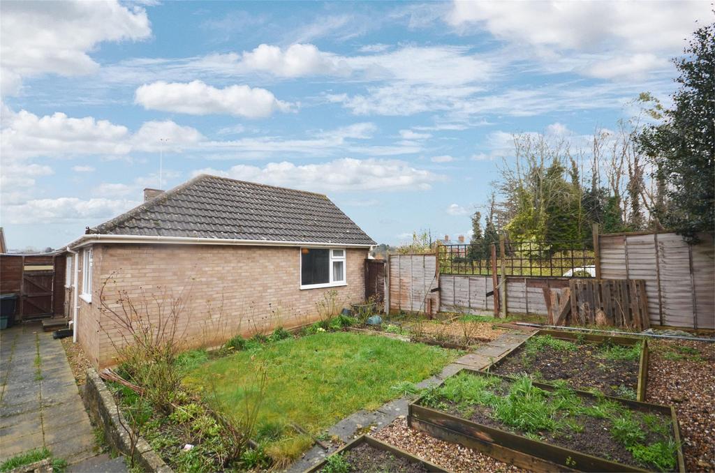 London Road, Raunds, Northamptonshire 3 bed detached bungalow £275,000