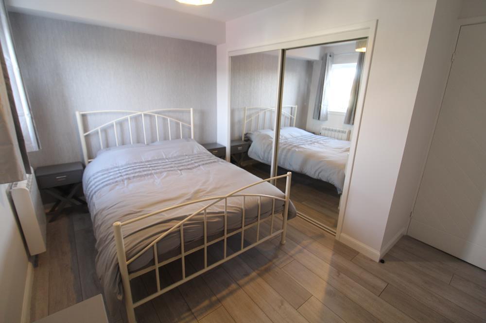 Bedroom 1 −pic 1