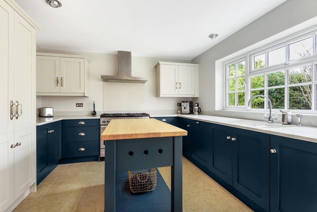 New Road, Weybridge, KT13 3 bed semidetached house £925,000