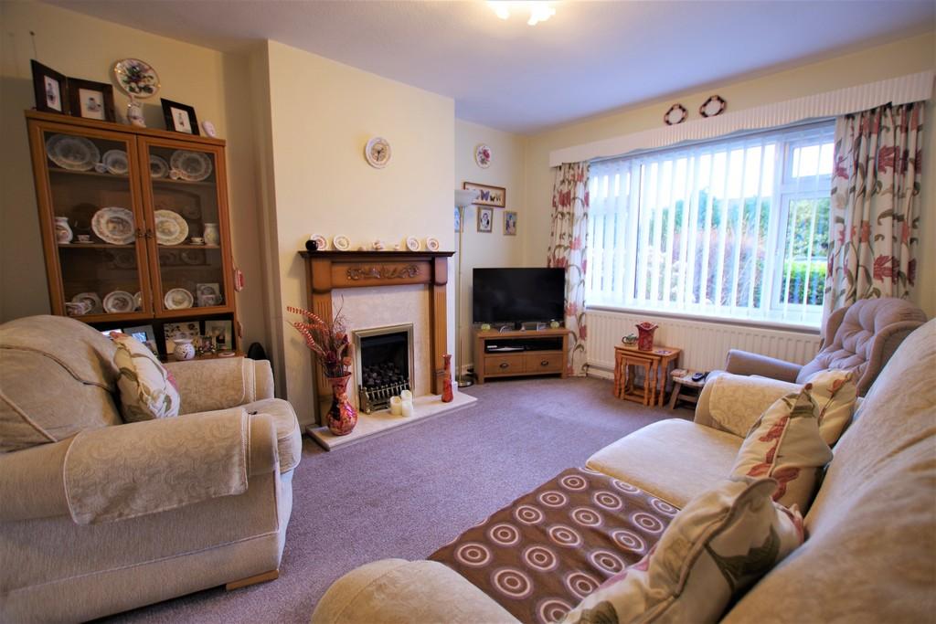 Hawthornden Gardens, Uttoxeter 3 bed semidetached house £200,000