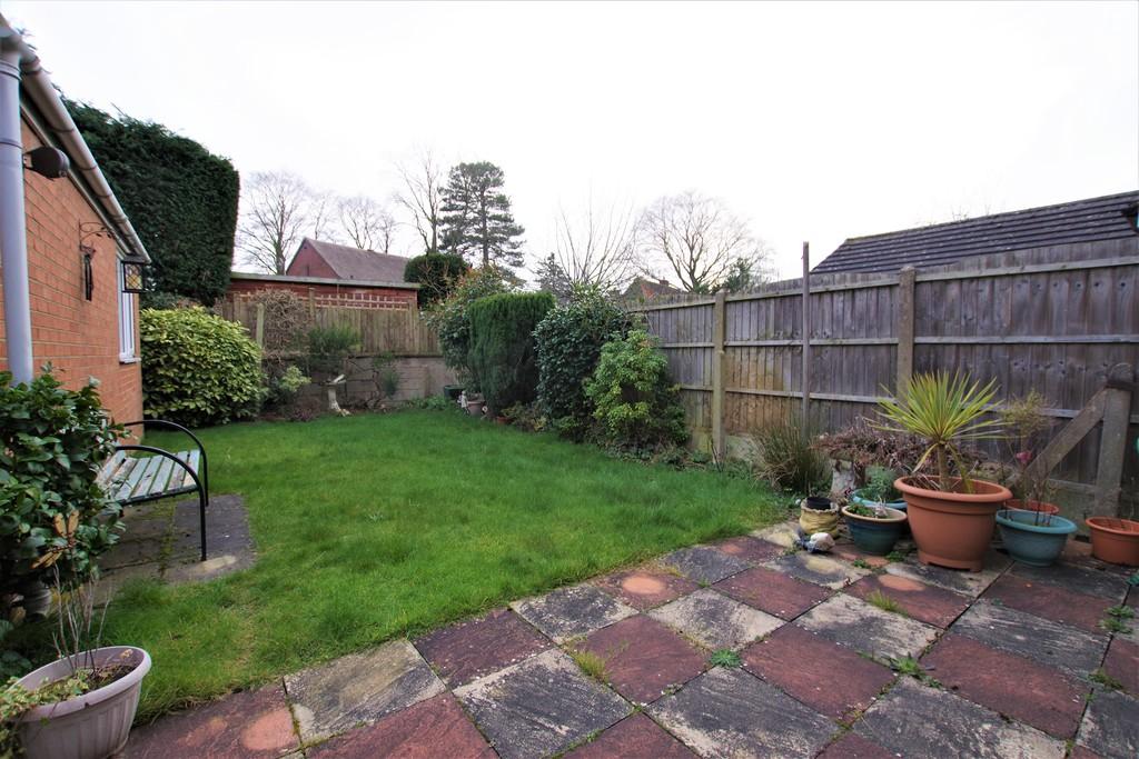 Hawthornden Gardens, Uttoxeter 3 bed semidetached house £200,000