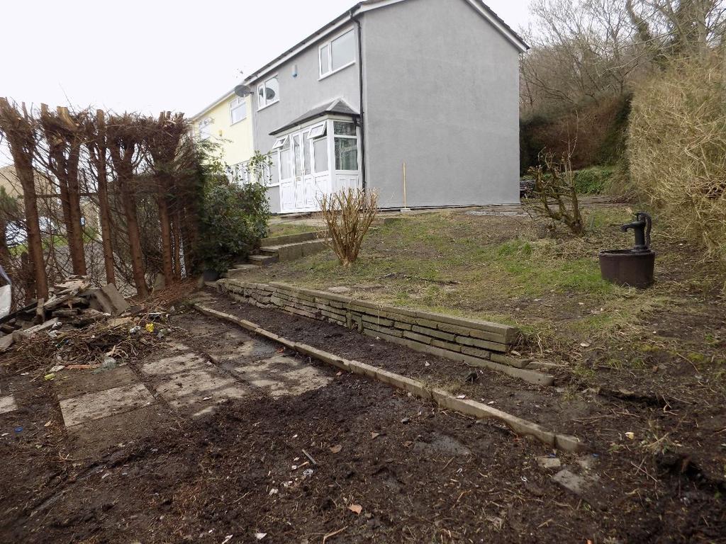 Penrhiw, Brynithel, Abertillery. NP13 2GZ. 2 bed terraced house for