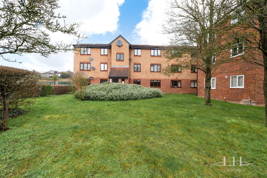 Latimer Drive, Hornchurch 1 bed flat £230,000