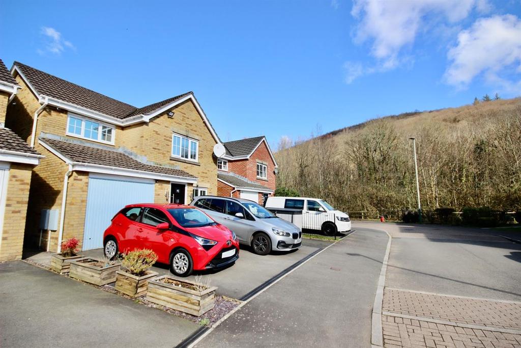 Coed Celynen Drive, Abercarn, Newport 3 bed detached house £249,500