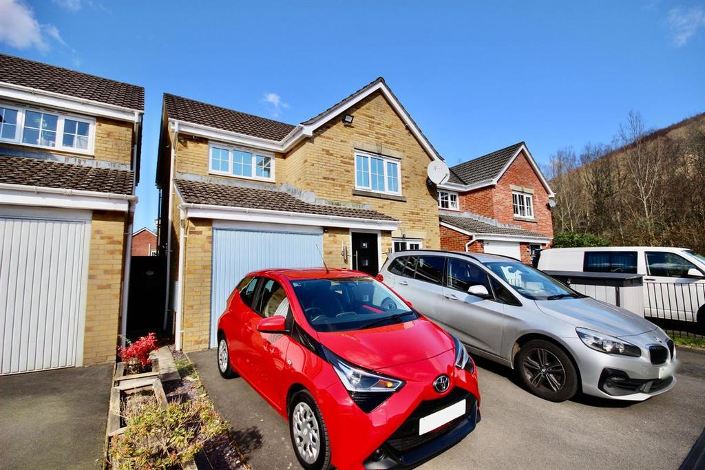 Coed Celynen Drive, Abercarn, Newport 3 bed detached house £249,500