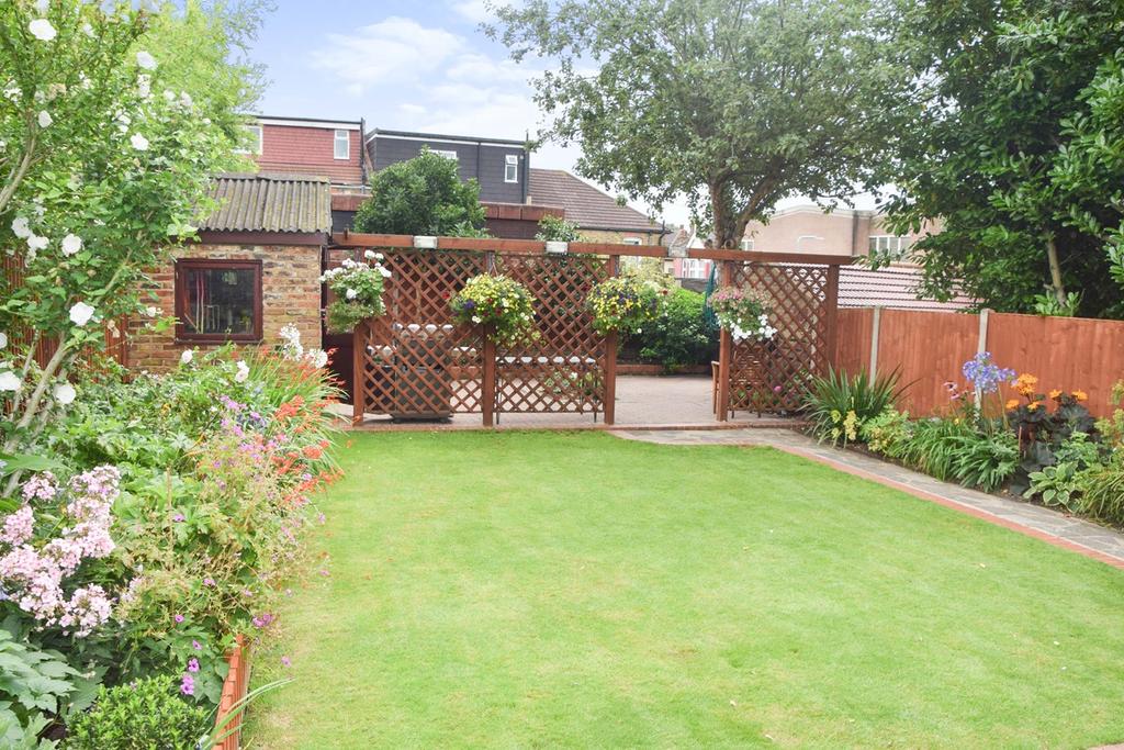 Exeter Gardens, ILFORD, IG1 4 bed terraced house £785,000
