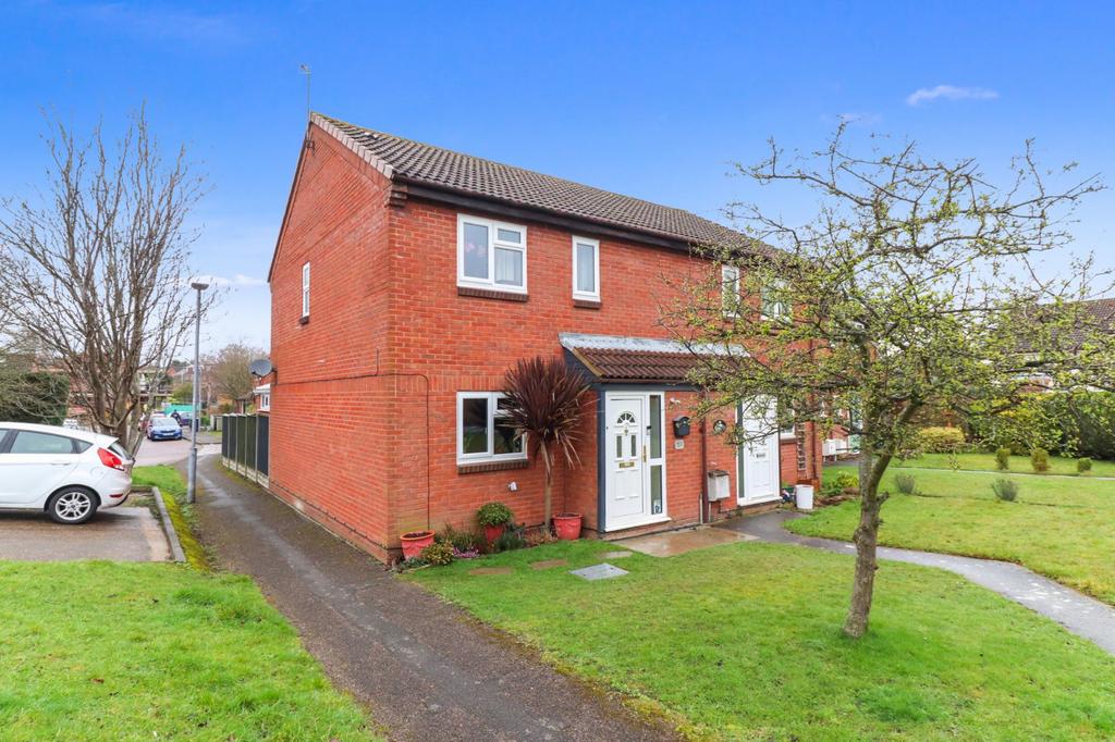 Berkeley Close, Abbots Langley... 3 bed end of terrace house £460,000
