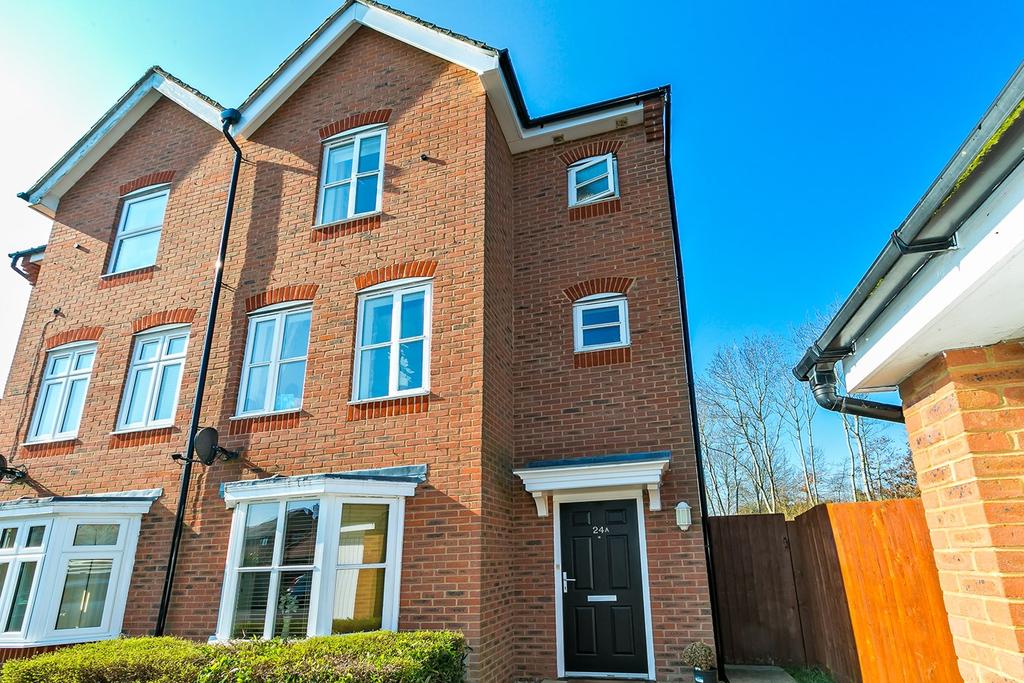 Clifton Moor, Oakhill, Milton Keynes, MK5 5 bed semidetached house £