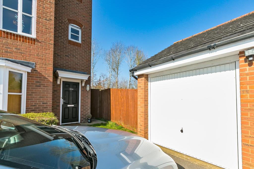 Clifton Moor, Oakhill, Milton Keynes, MK5 5 bed semidetached house £