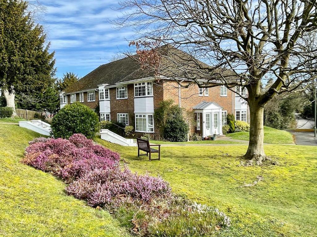 Firgrove Court, Farnham 3 bed to rent £1,450 pcm (£335 pw)