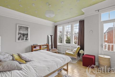 74 Rathcoole Gardens, London, N8 9NB