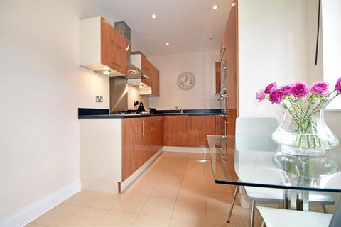 25 Tekram Close, Edenbridge, TN8 5RN