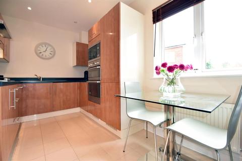25 Tekram Close, Edenbridge, TN8 5RN
