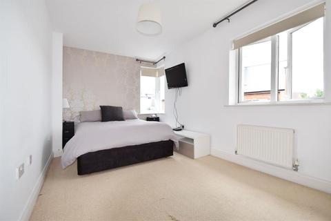 25 Tekram Close, Edenbridge, TN8 5RN