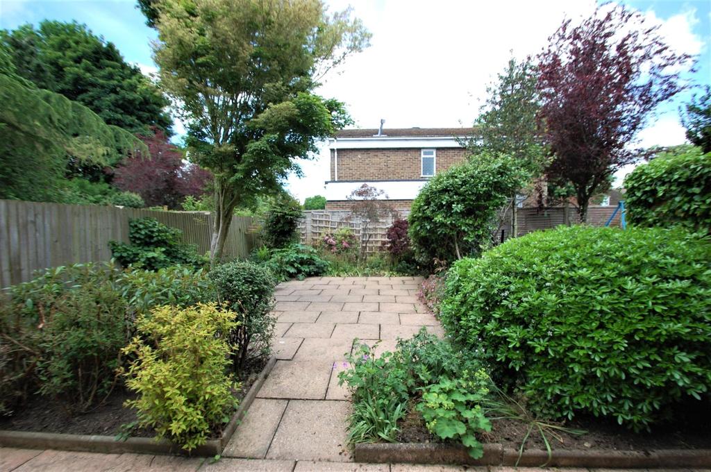 Milton Lawns, Amersham... 3 bed end of terrace house £2,000 pcm (£462 pw)
